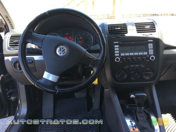 2009 Volkswagen Jetta SE Sedan 2.5 Liter DOHC 20 Valve 5 Cylinder 6 Speed Tiptronic Automatic