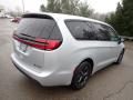 2023 Chrysler Pacifica Hybrid Limited Photo 5